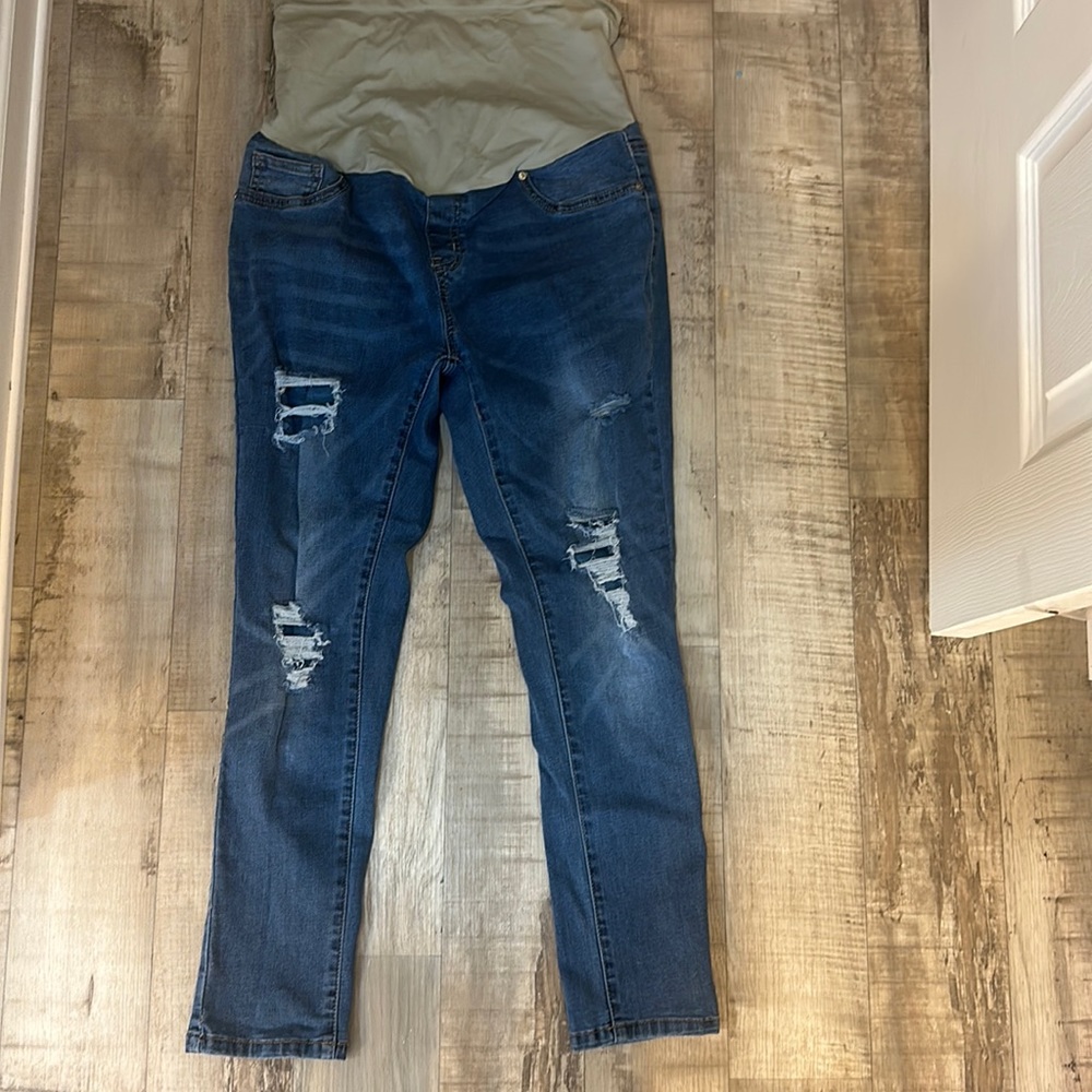 Destroyed maternity jeggings